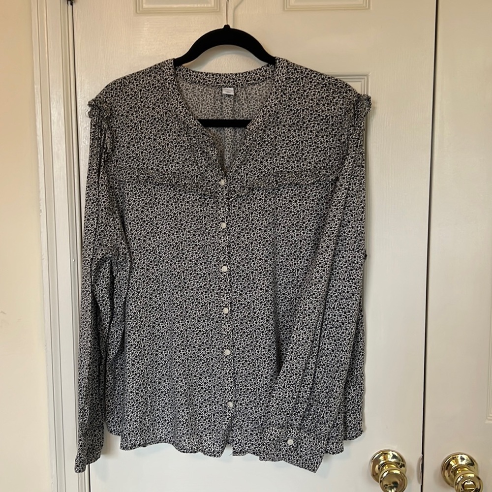 Mini flower patterned black and white blouse